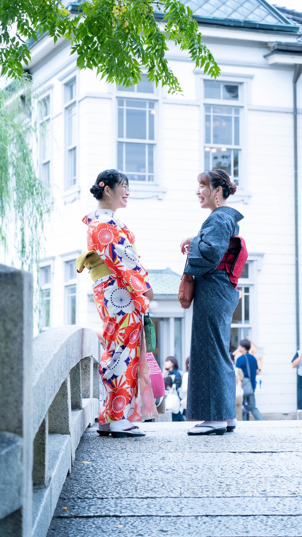 倉敷美観地区 お出かけ撮影 石橋の上で語らう着物姿の女性ふたり