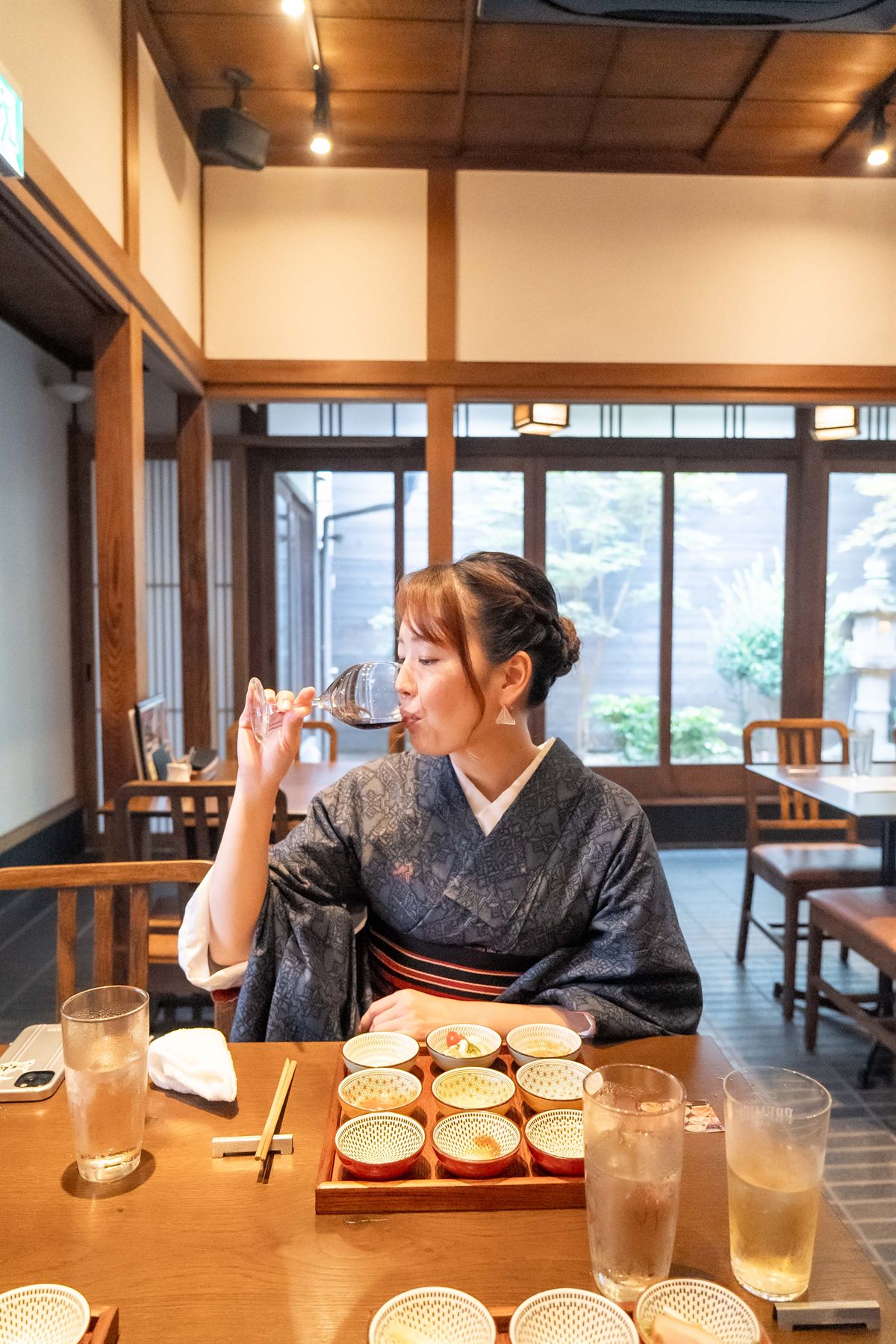 倉敷 お出かけ撮影 和食店でグラスを傾ける着物姿の女性