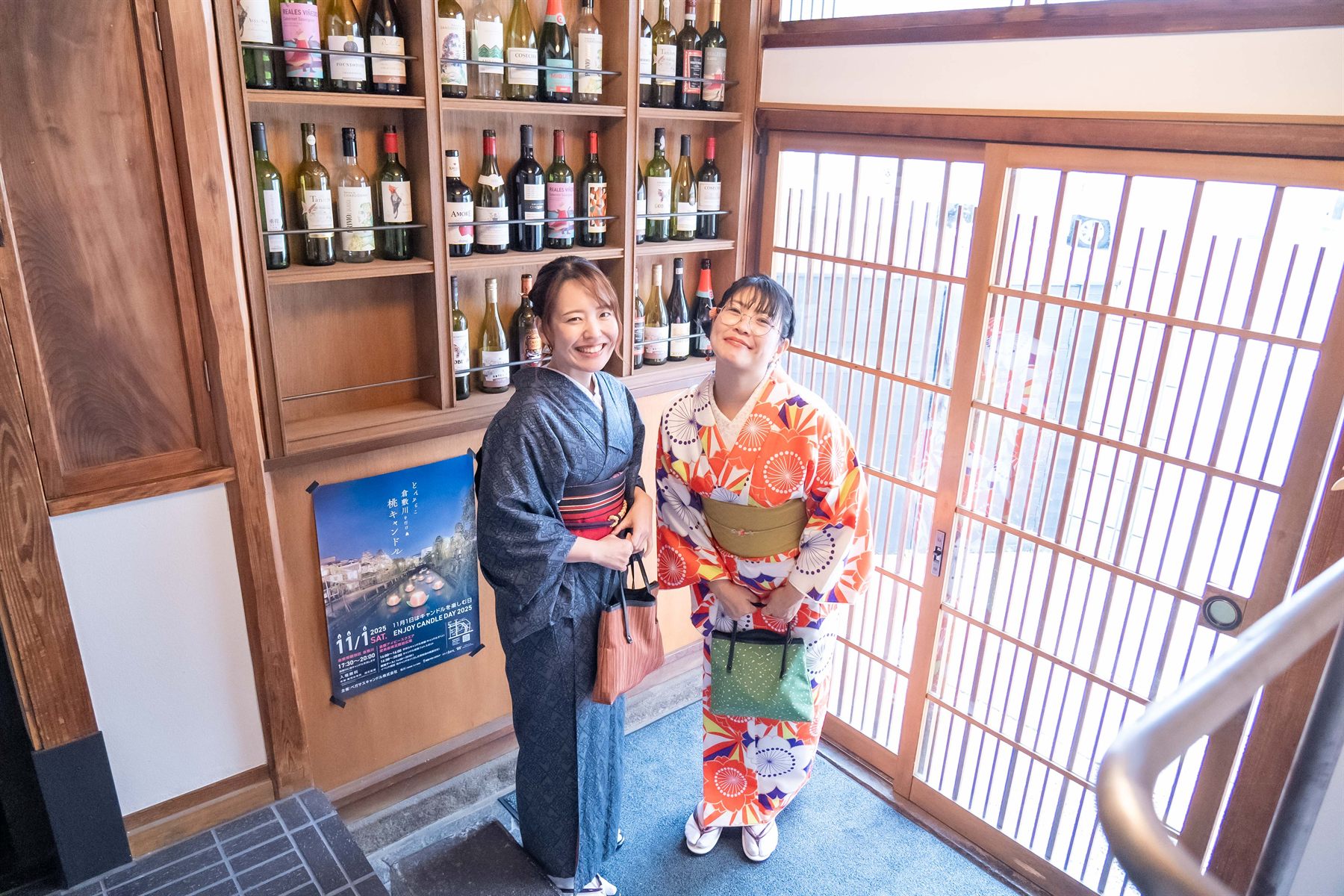 倉敷 お出かけ撮影 店内の階段で笑顔の着物姿のふたり