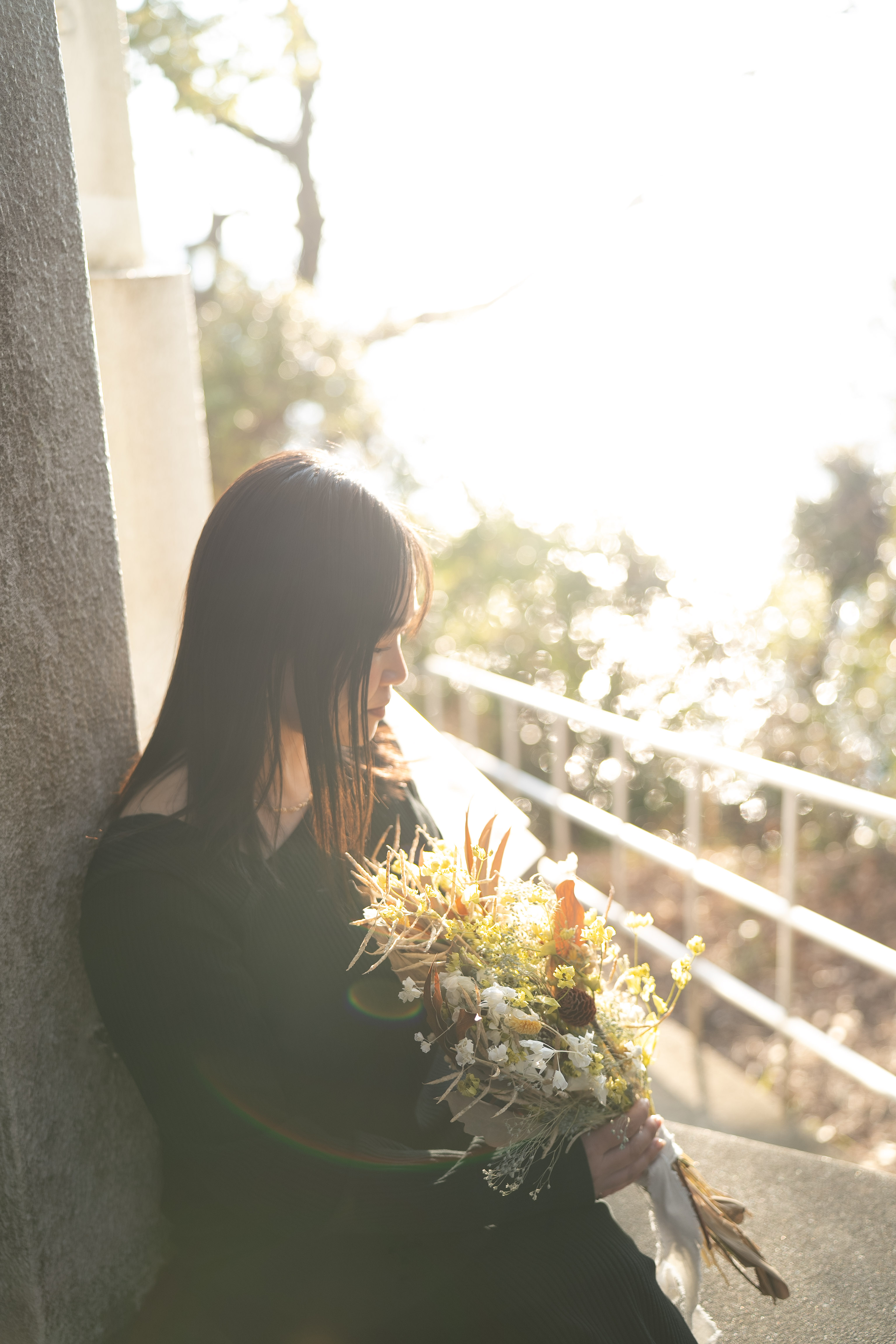 広島市 屋外ポートレート撮影 逆光の中で花束を持つ女性