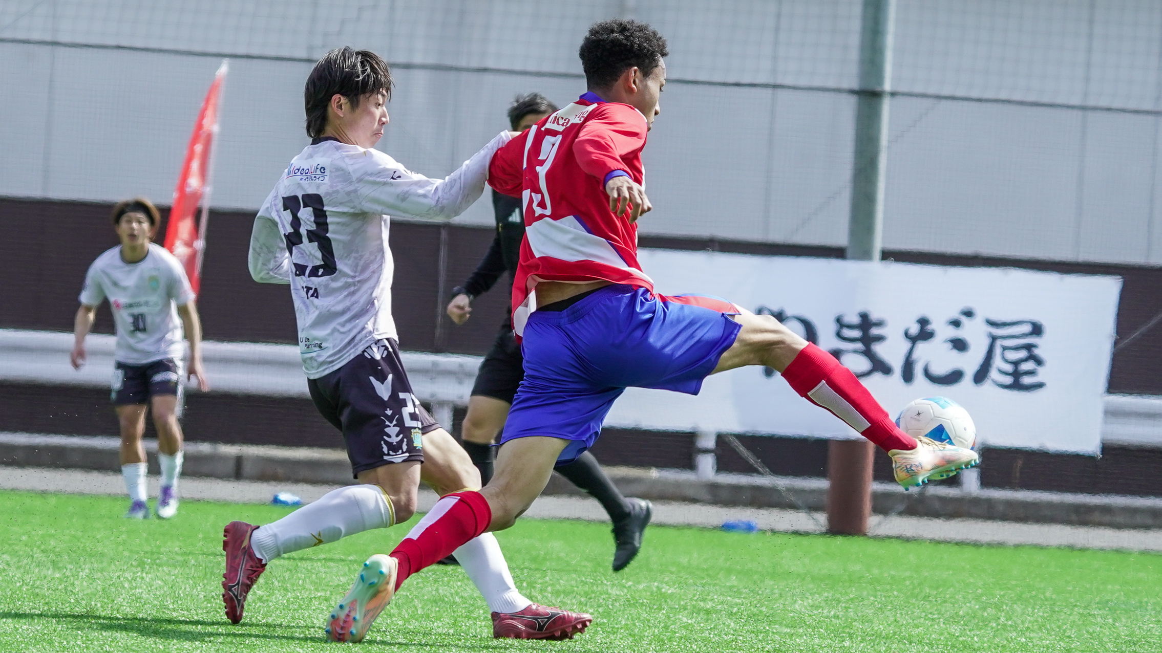 広島 サッカー試合 撮影 ボールを競り合う選手