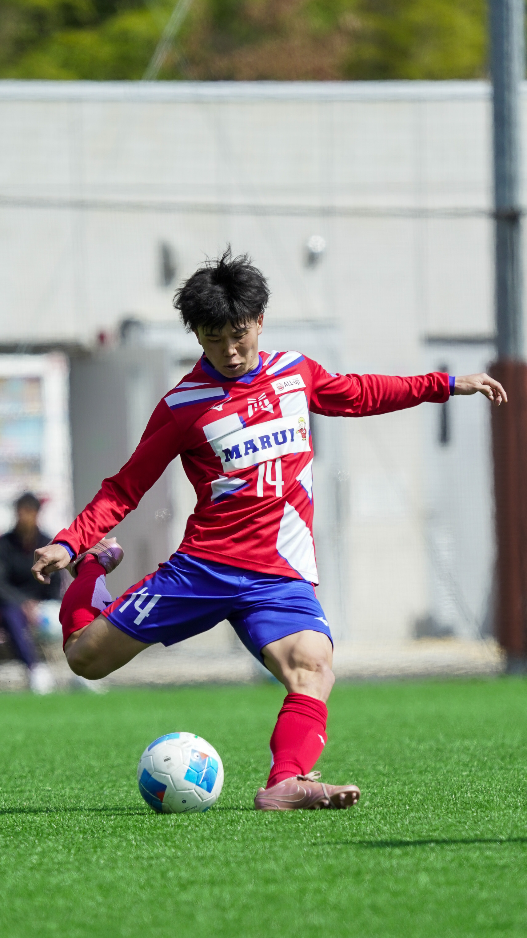 広島 サッカー試合 撮影 ボールを蹴る選手