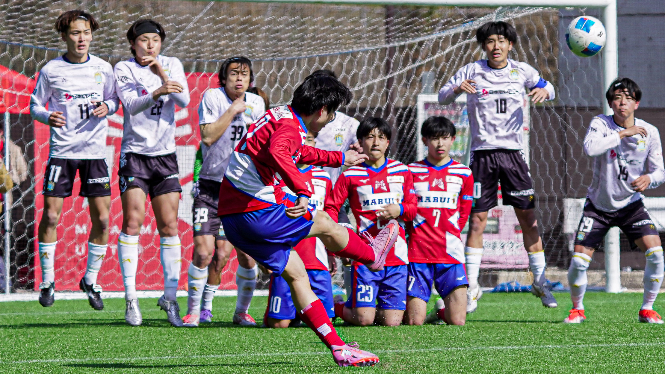 広島 サッカー試合 撮影 壁を越えるフリーキック
