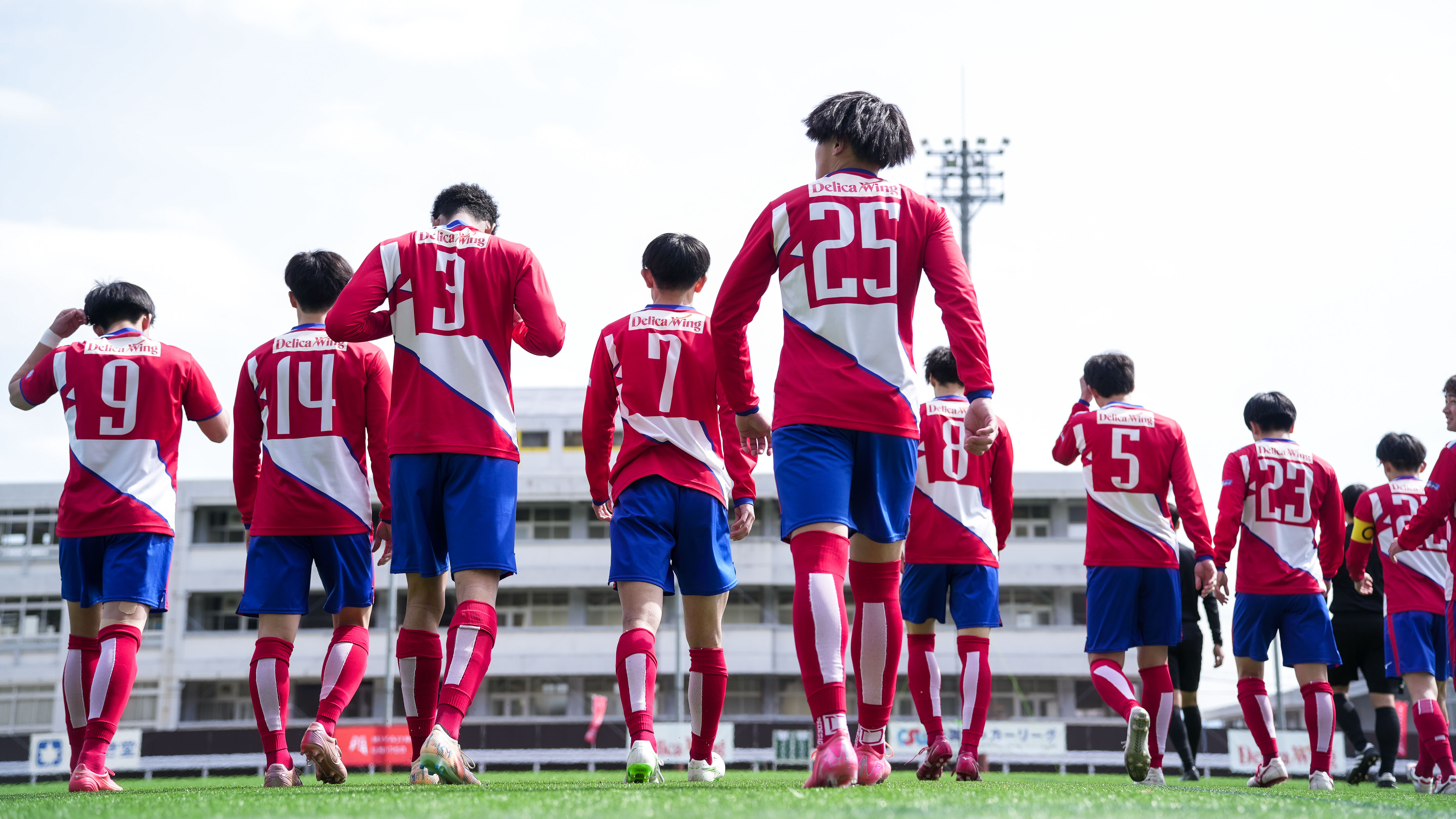 広島 サッカー試合 撮影 入場するチームの選手たち