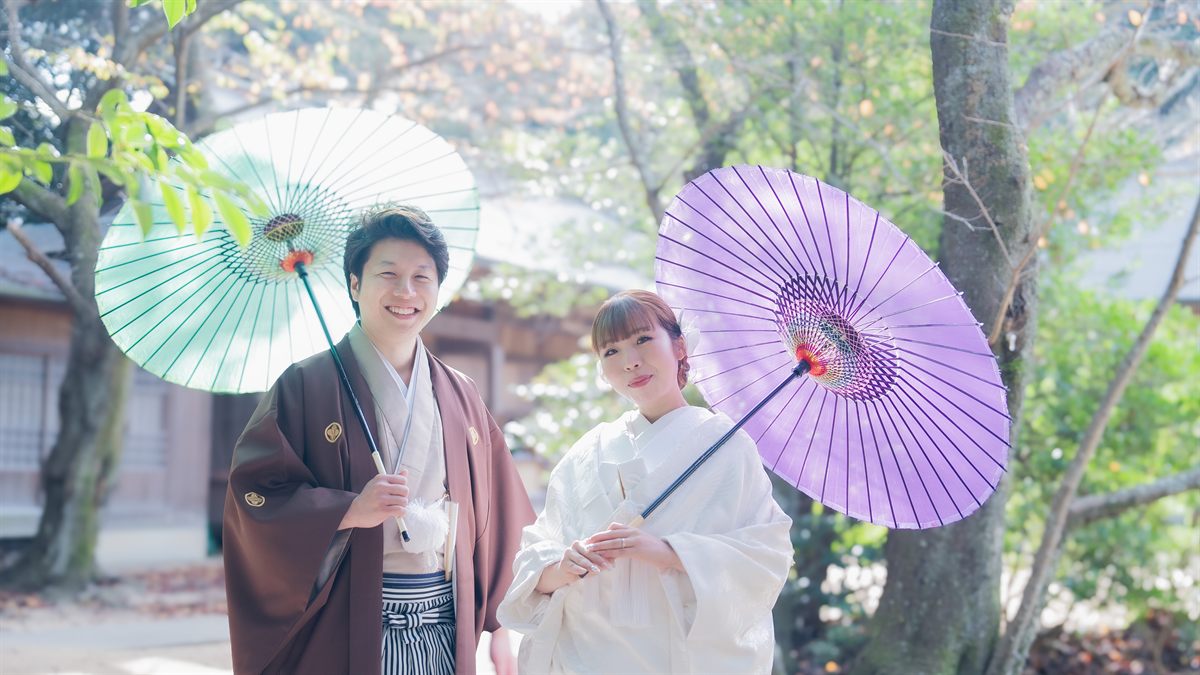 出雲市 結婚式前撮り 和傘を持つ和装の新郎新婦