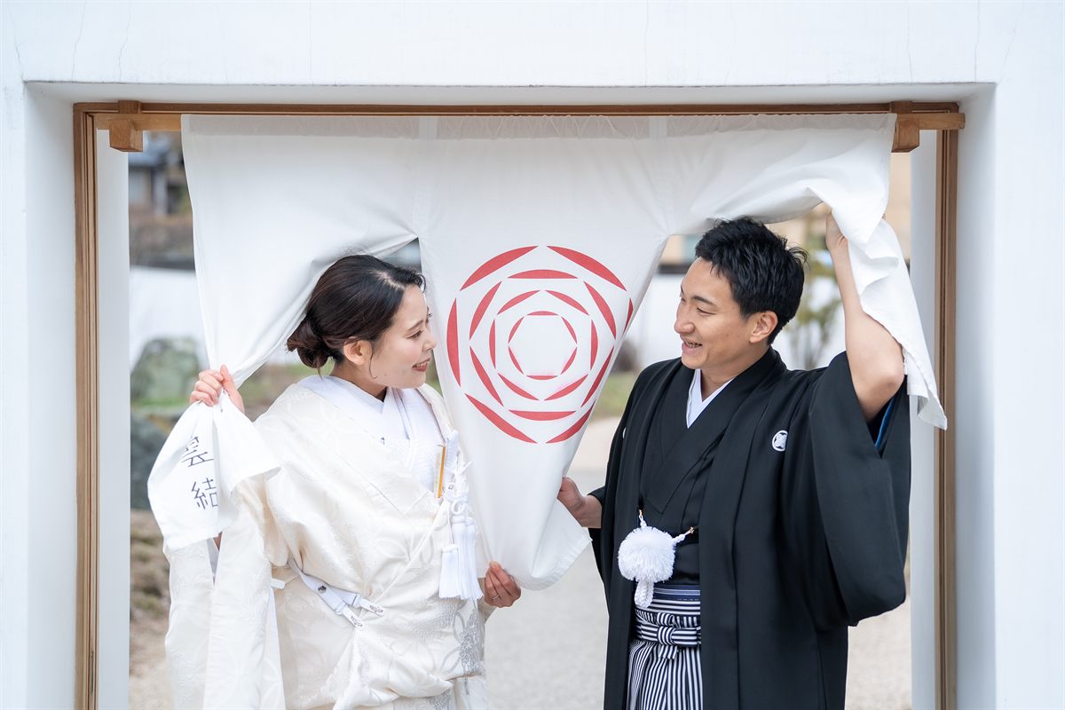 出雲市 結婚式前撮り 暖簾の前に立つ和装カップル